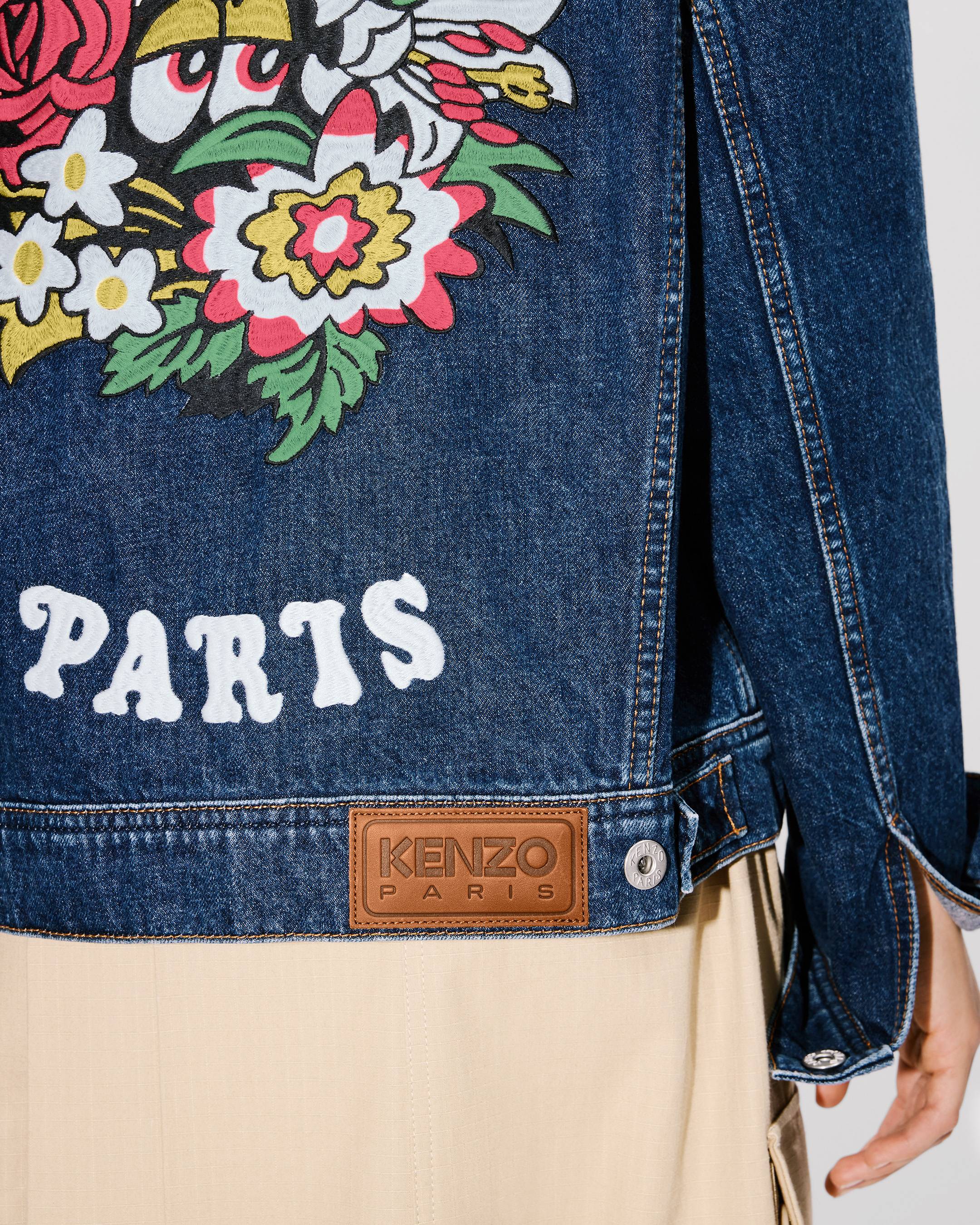 ジャケット KENZO Woman Jacket Denim FF52DV2486B3 DS KENZO by Verdy' embroidered trucker jacket in japanese denim
