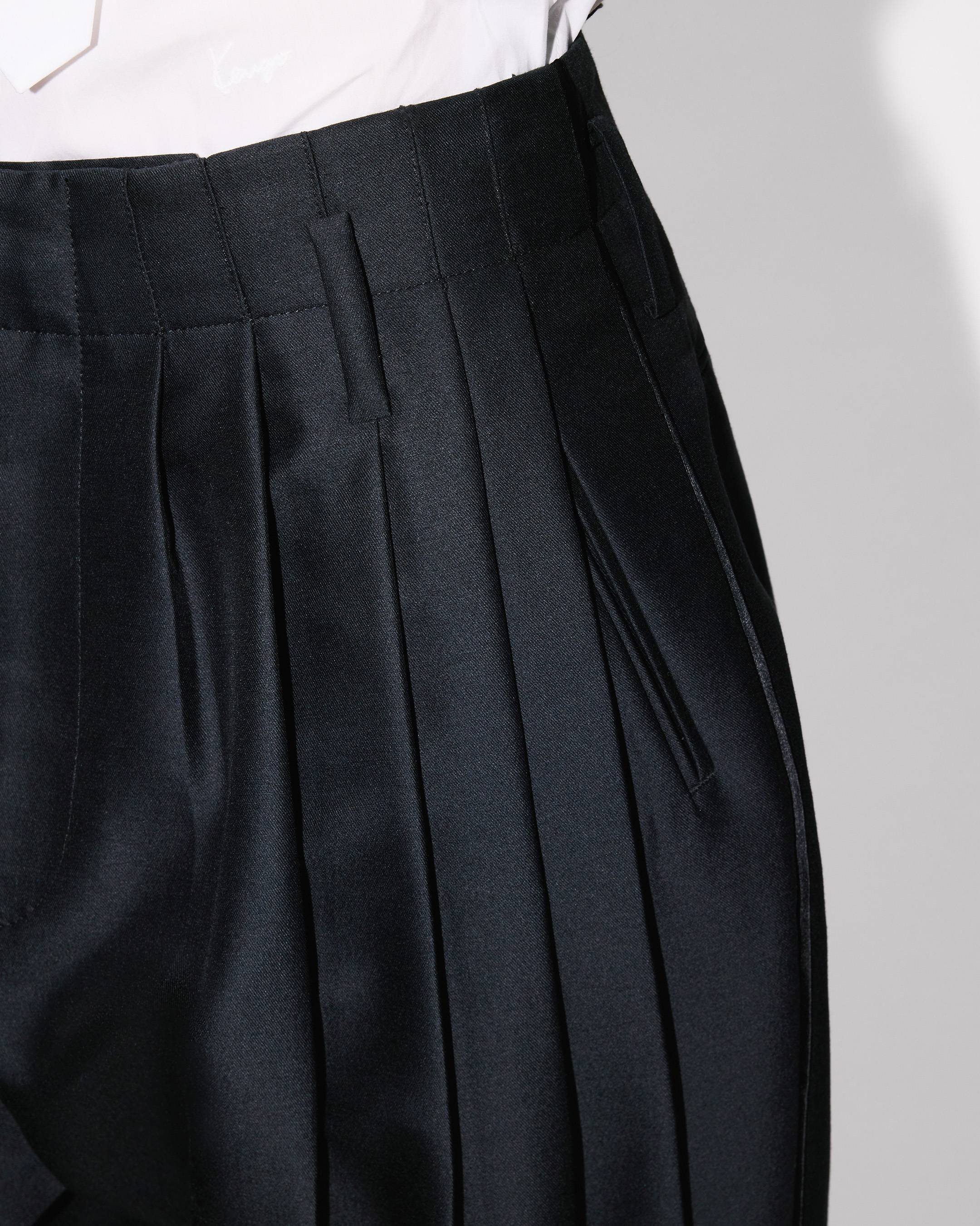 Tailored cropped pleated pants in virgin wool and silk