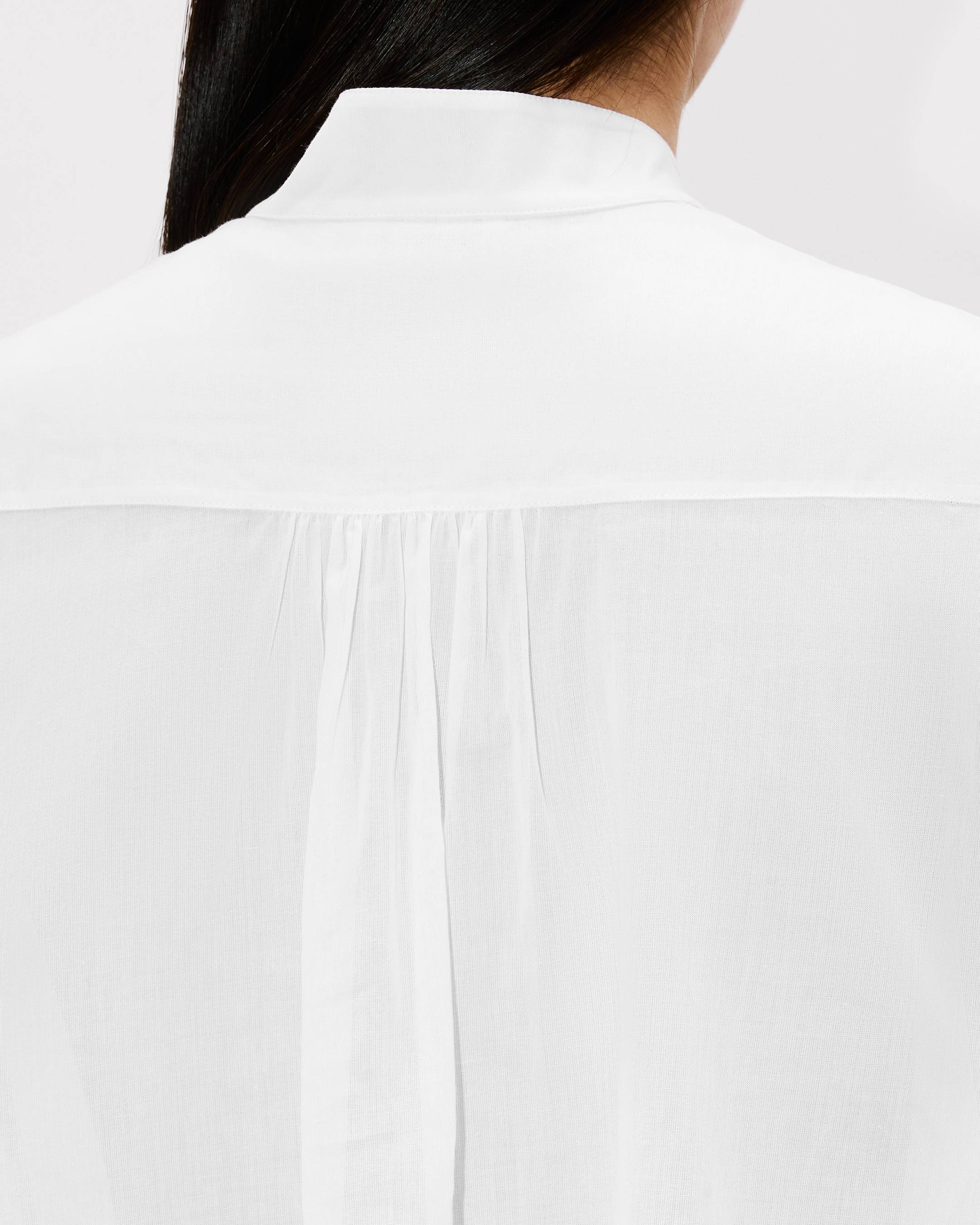 Light sleeveless top in cotton