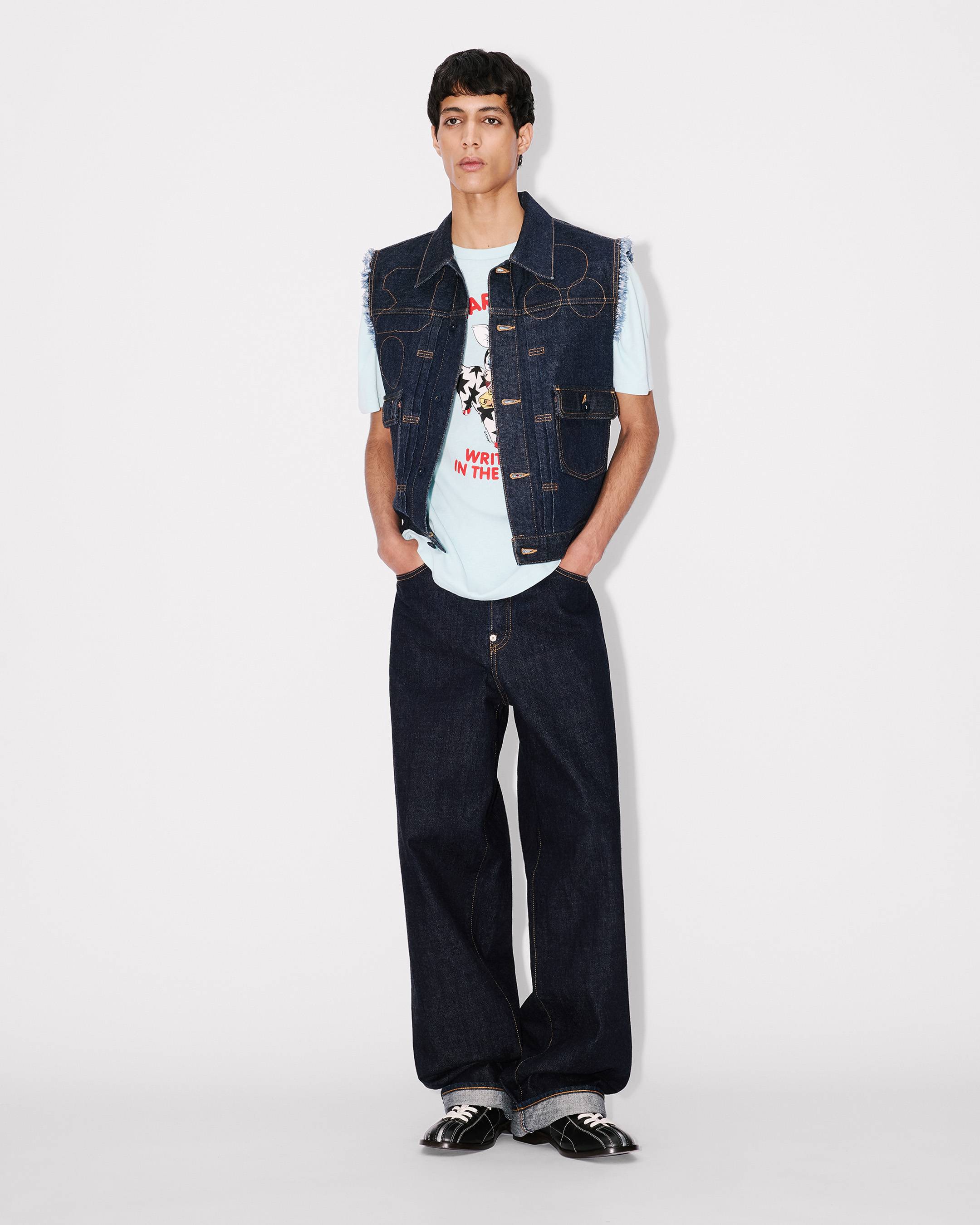 &bdquo;KENZO Badges&ldquo; Trucker-Jacke im Cut-off-Stil aus japanischem Denim