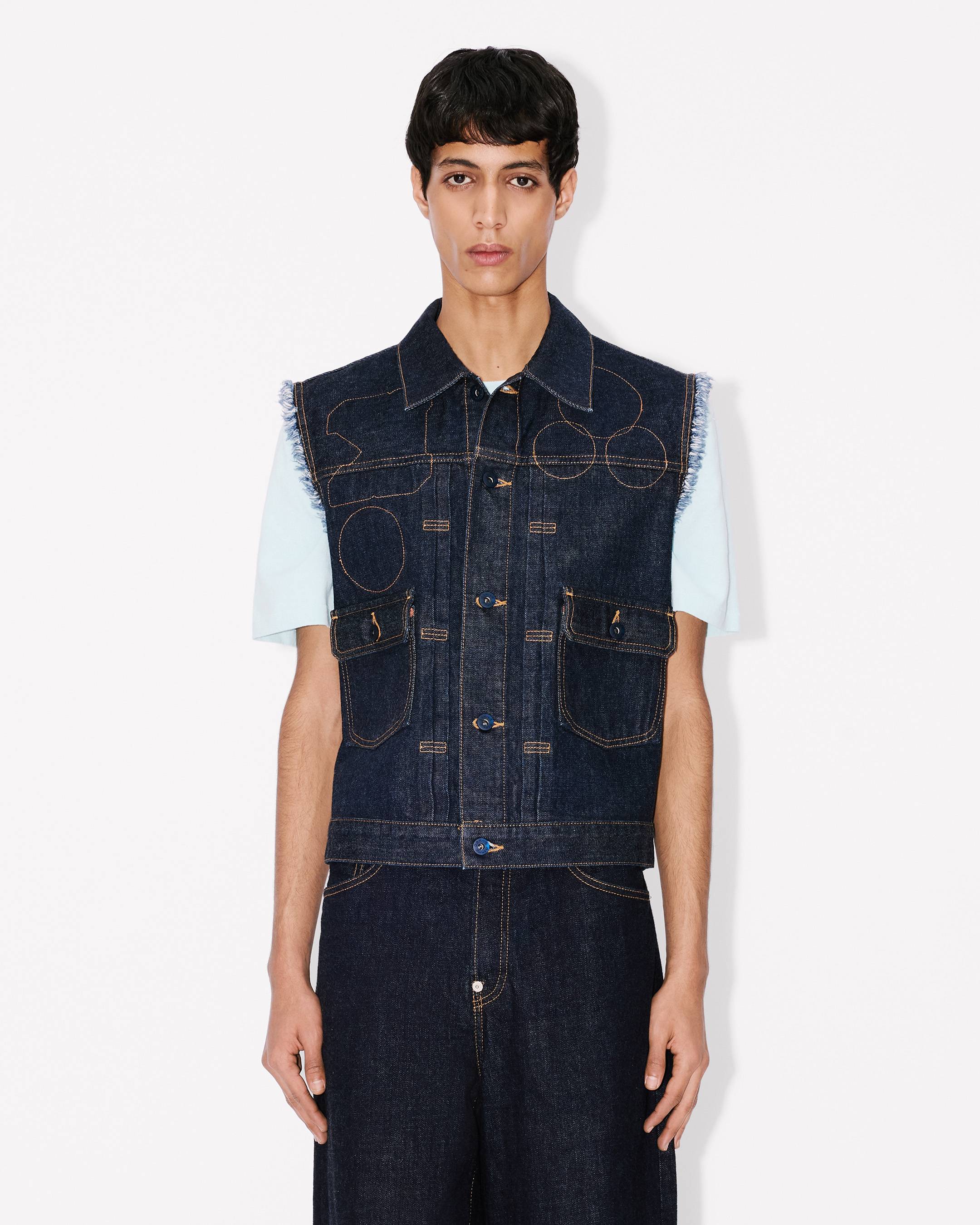 &bdquo;KENZO Badges&ldquo; Trucker-Jacke im Cut-off-Stil aus japanischem Denim