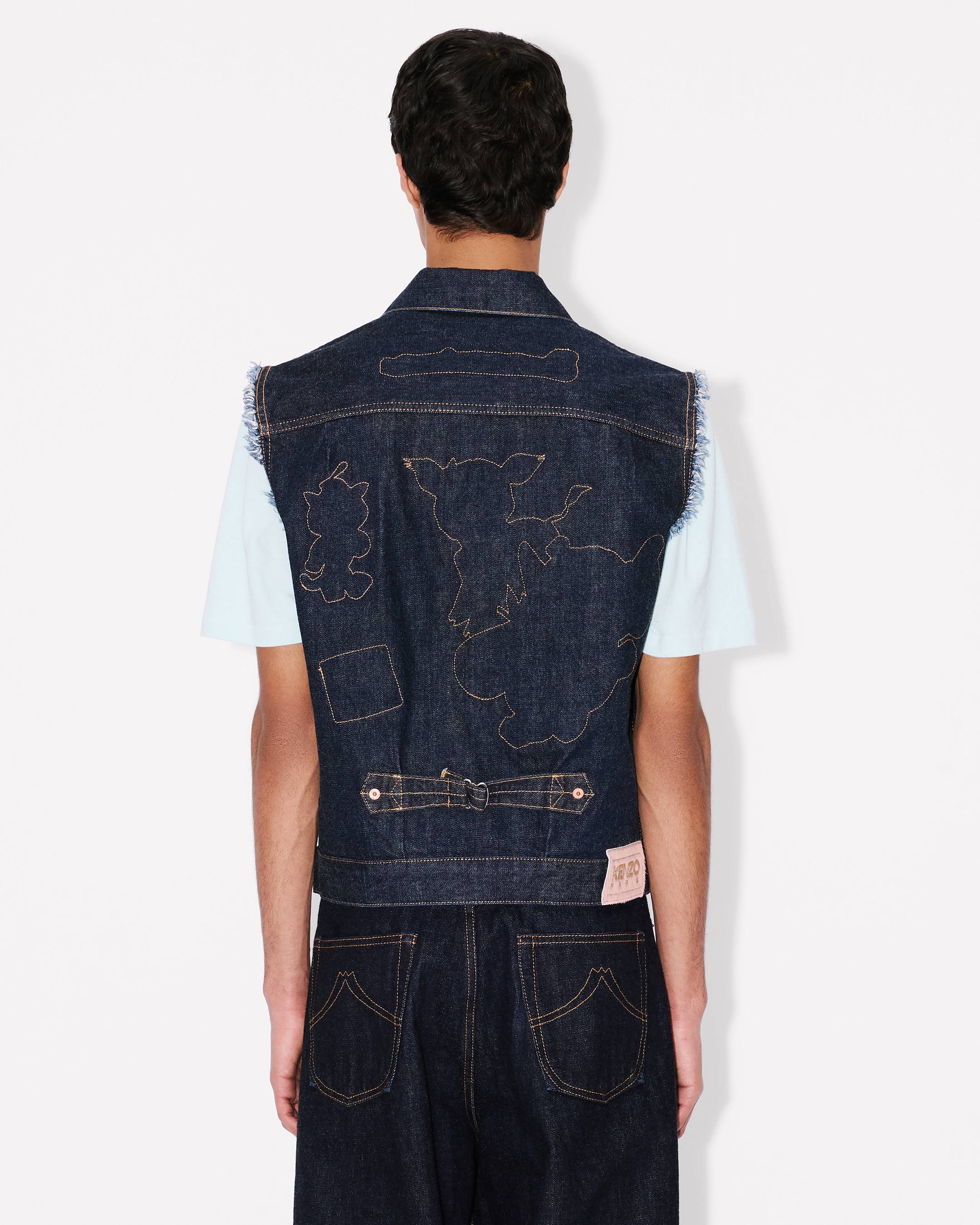 &bdquo;KENZO Badges&ldquo; Trucker-Jacke im Cut-off-Stil aus japanischem Denim