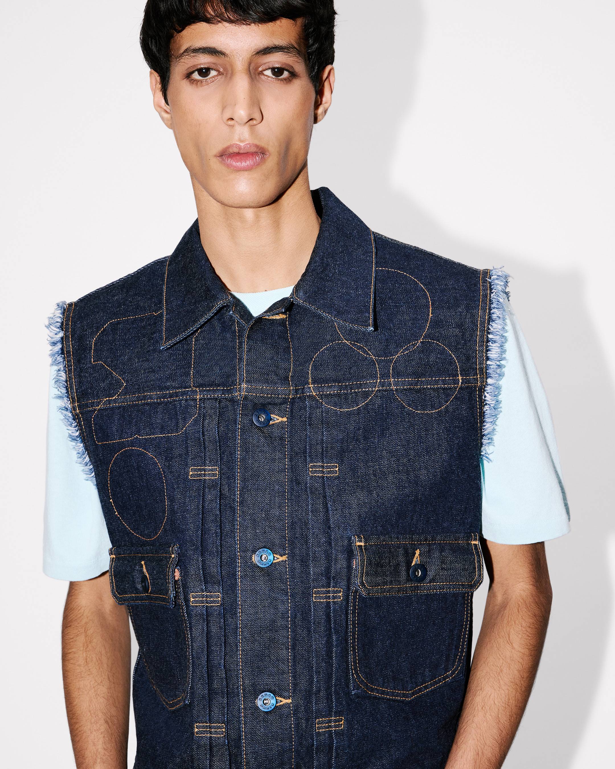 &bdquo;KENZO Badges&ldquo; Trucker-Jacke im Cut-off-Stil aus japanischem Denim