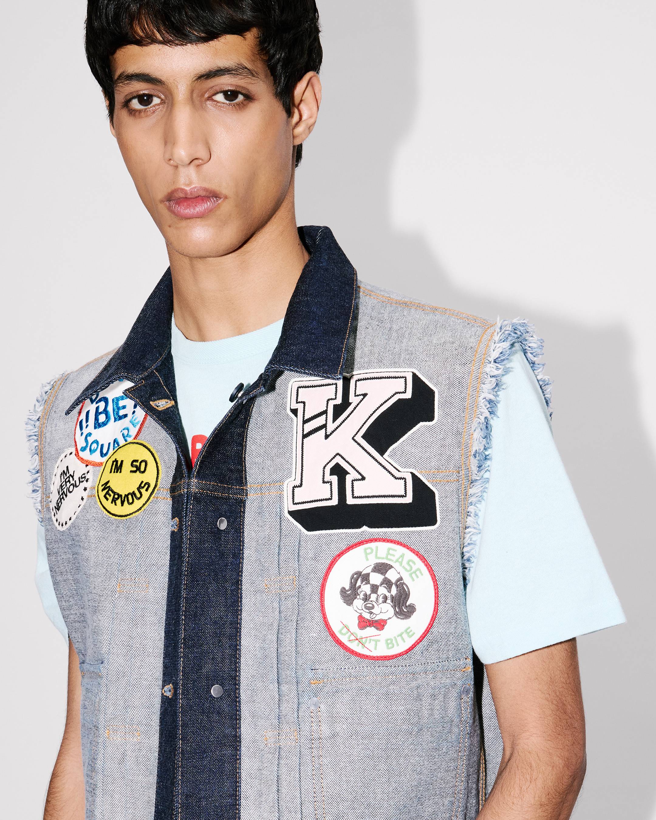 &bdquo;KENZO Badges&ldquo; Trucker-Jacke im Cut-off-Stil aus japanischem Denim
