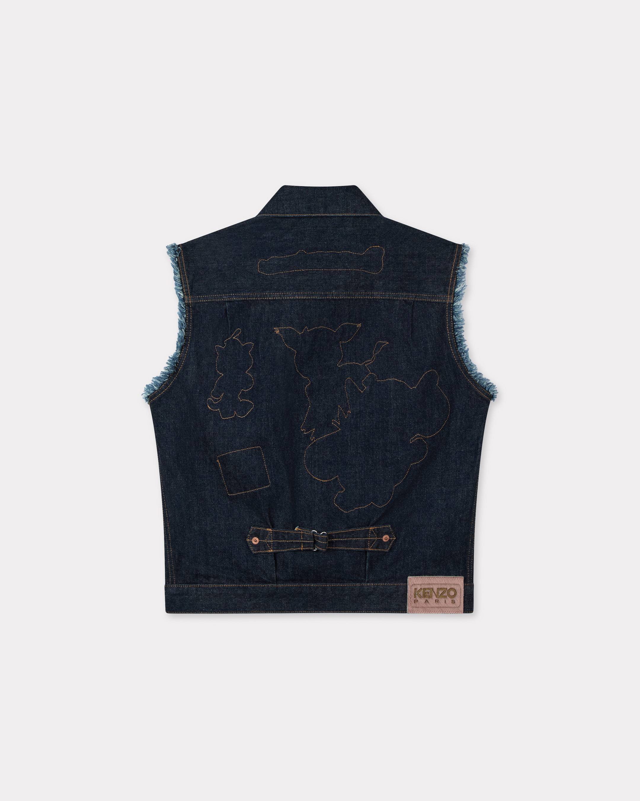 &bdquo;KENZO Badges&ldquo; Trucker-Jacke im Cut-off-Stil aus japanischem Denim