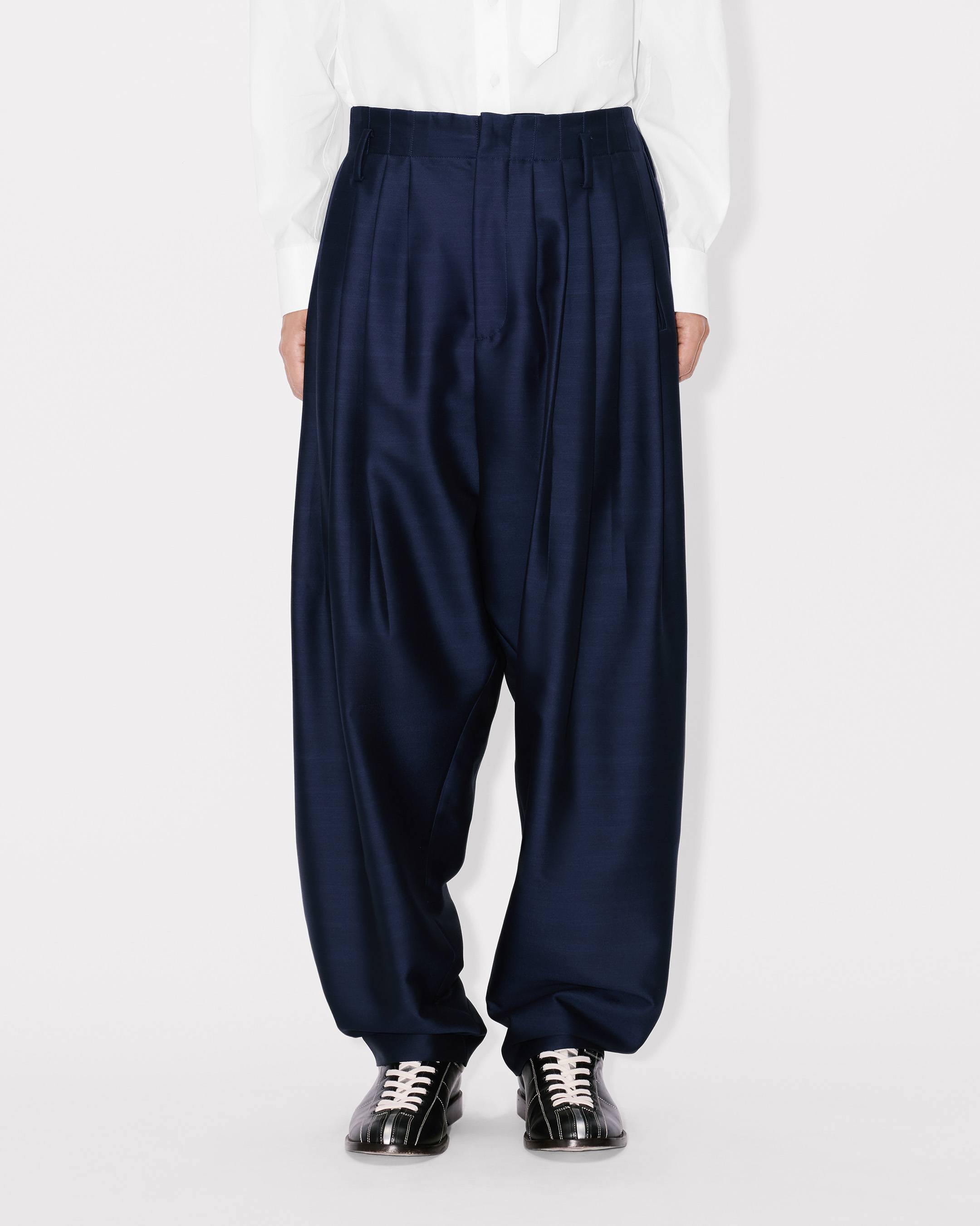 Pantal&oacute;n con pliegues de lana virgen y seda