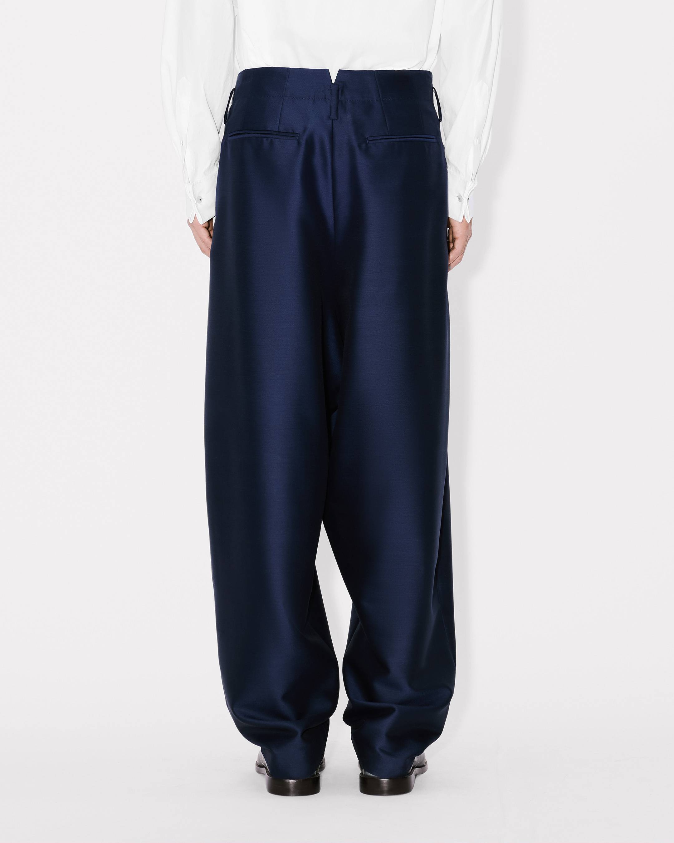 Pantal&oacute;n con pliegues de lana virgen y seda