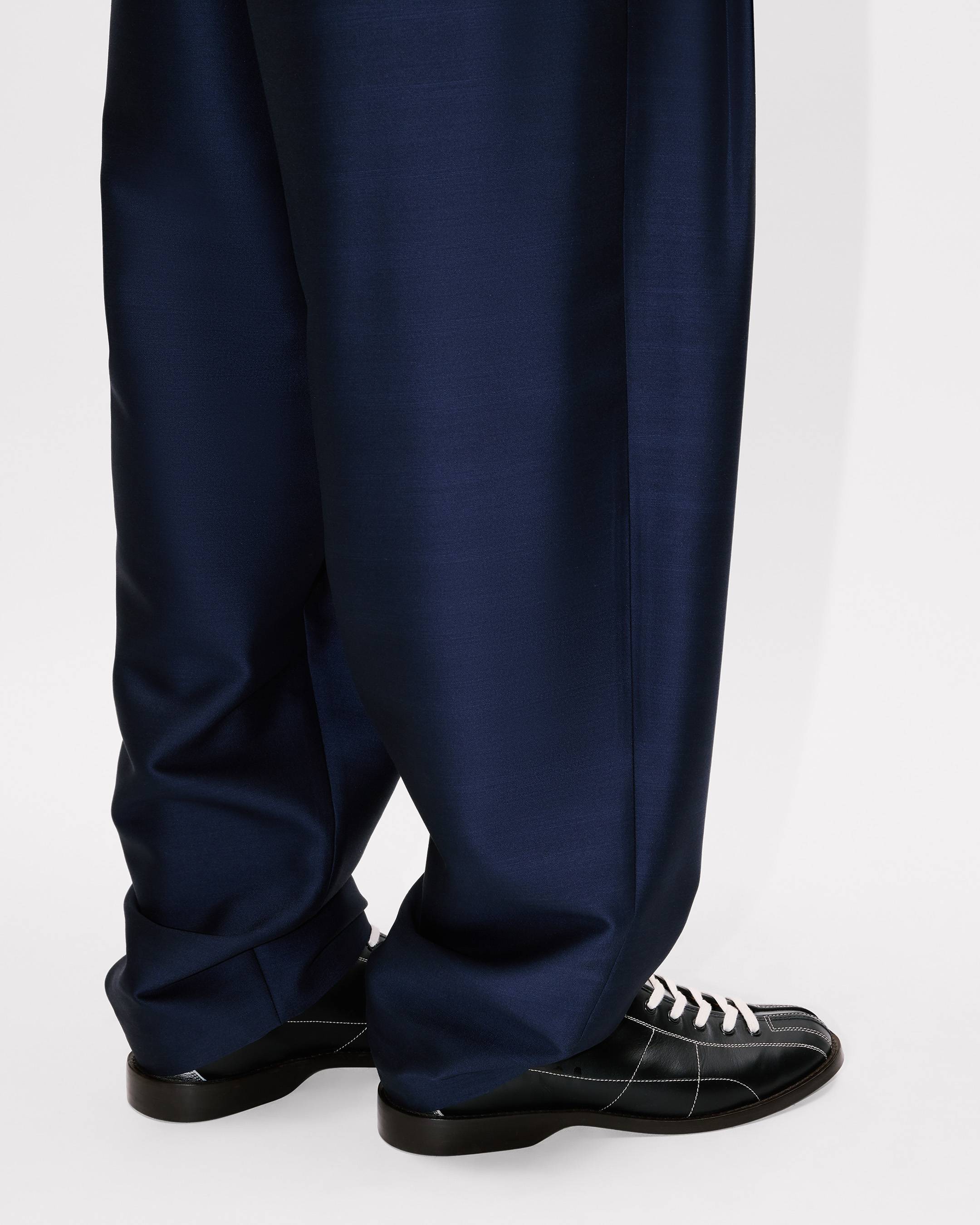 Pantal&oacute;n con pliegues de lana virgen y seda