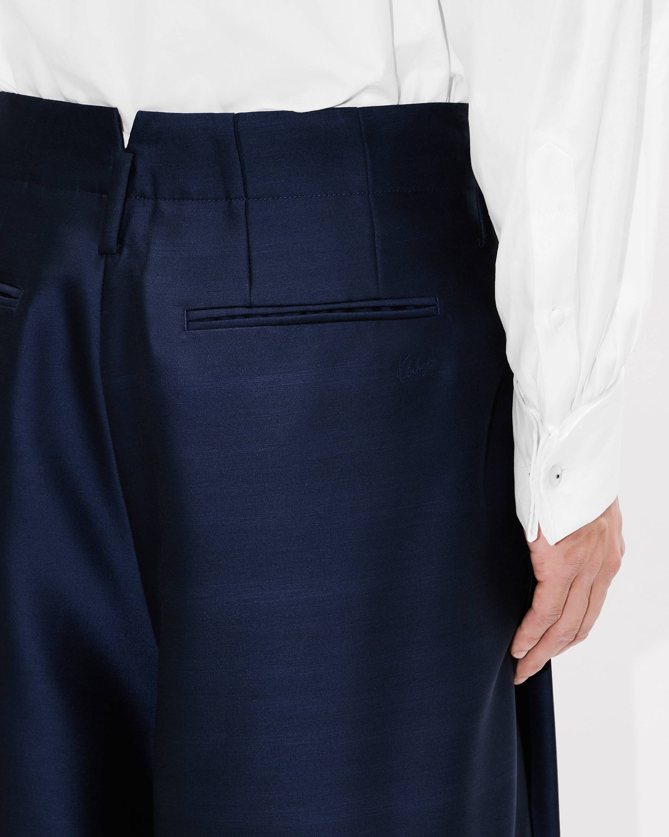 Pantal&oacute;n con pliegues de lana virgen y seda