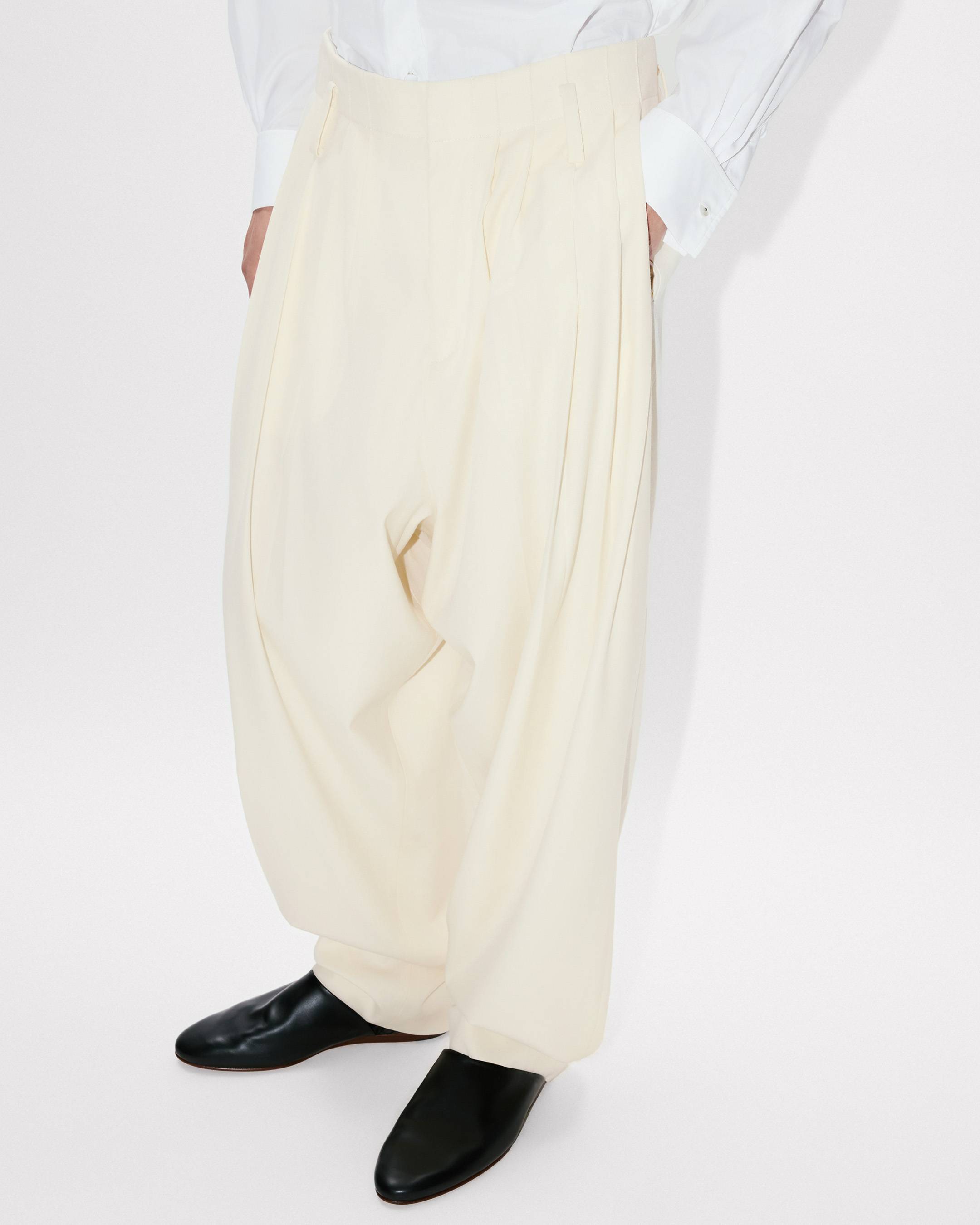 Pleated pants in virgin wool