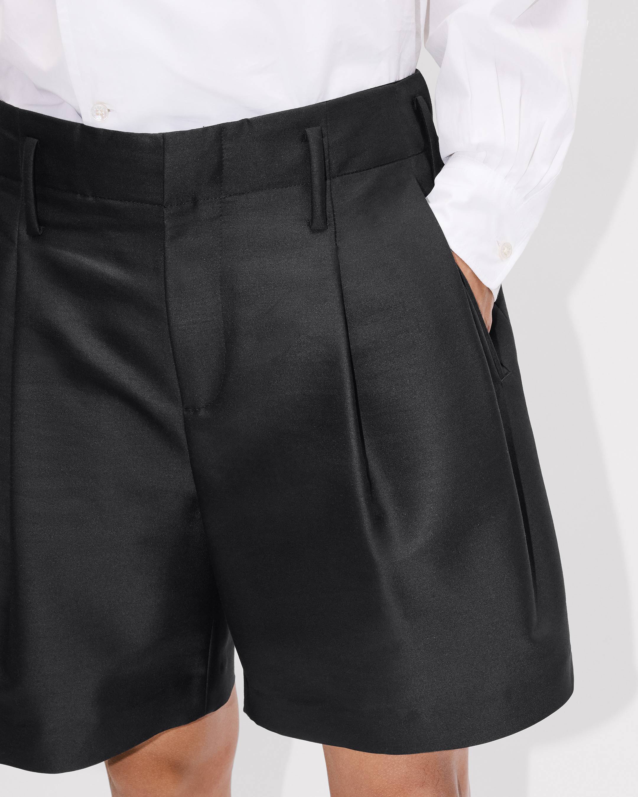 Tailored short in virgin wool and silk