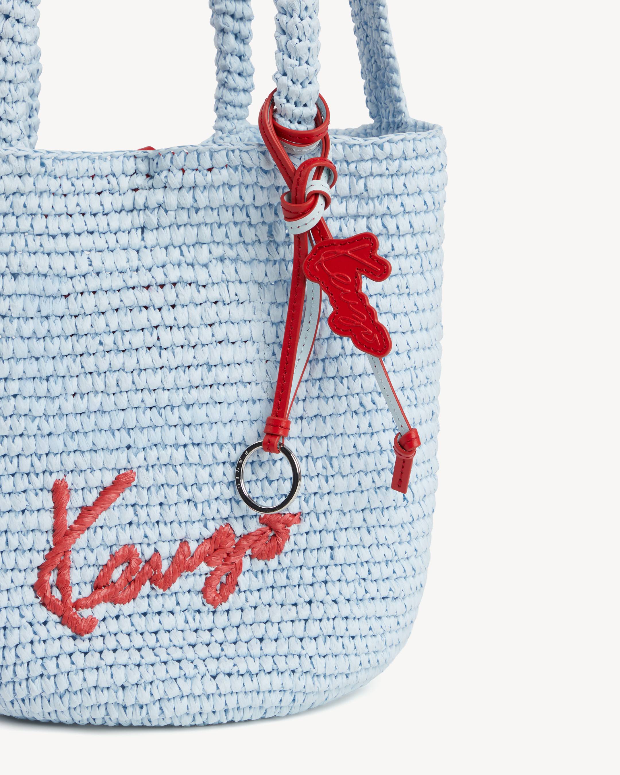 Small basket in raffia