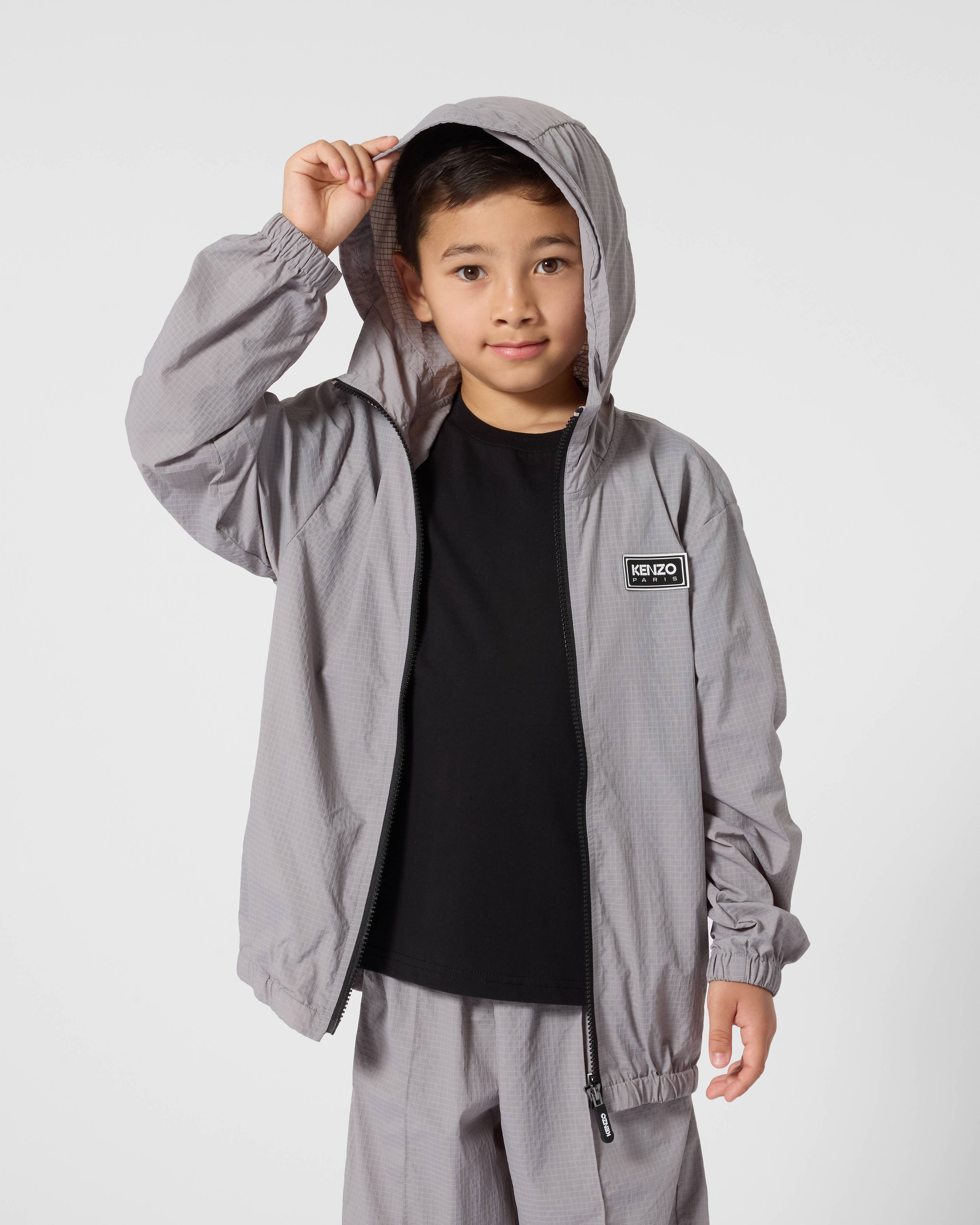 Cortavientos con capucha