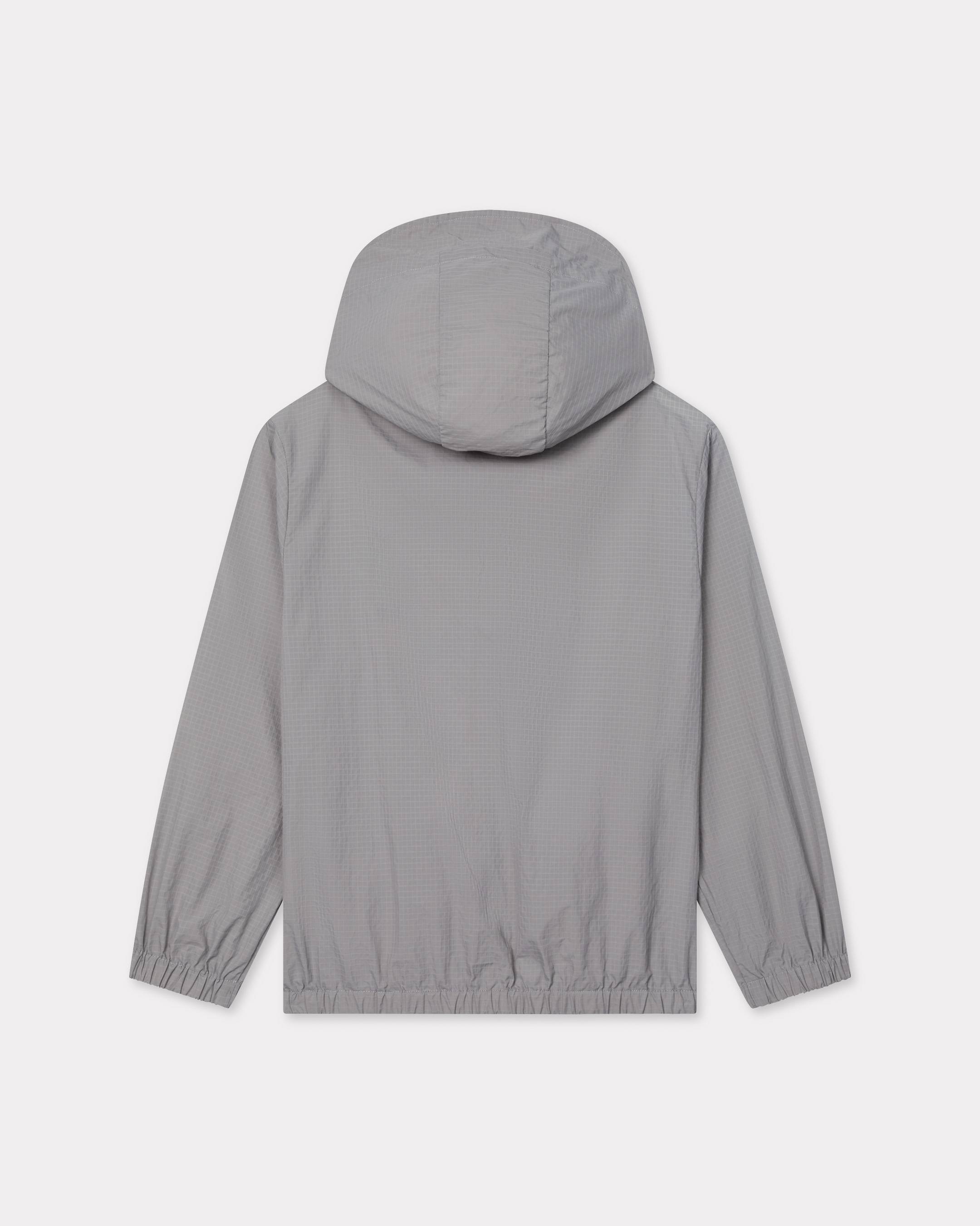 Cortavientos con capucha