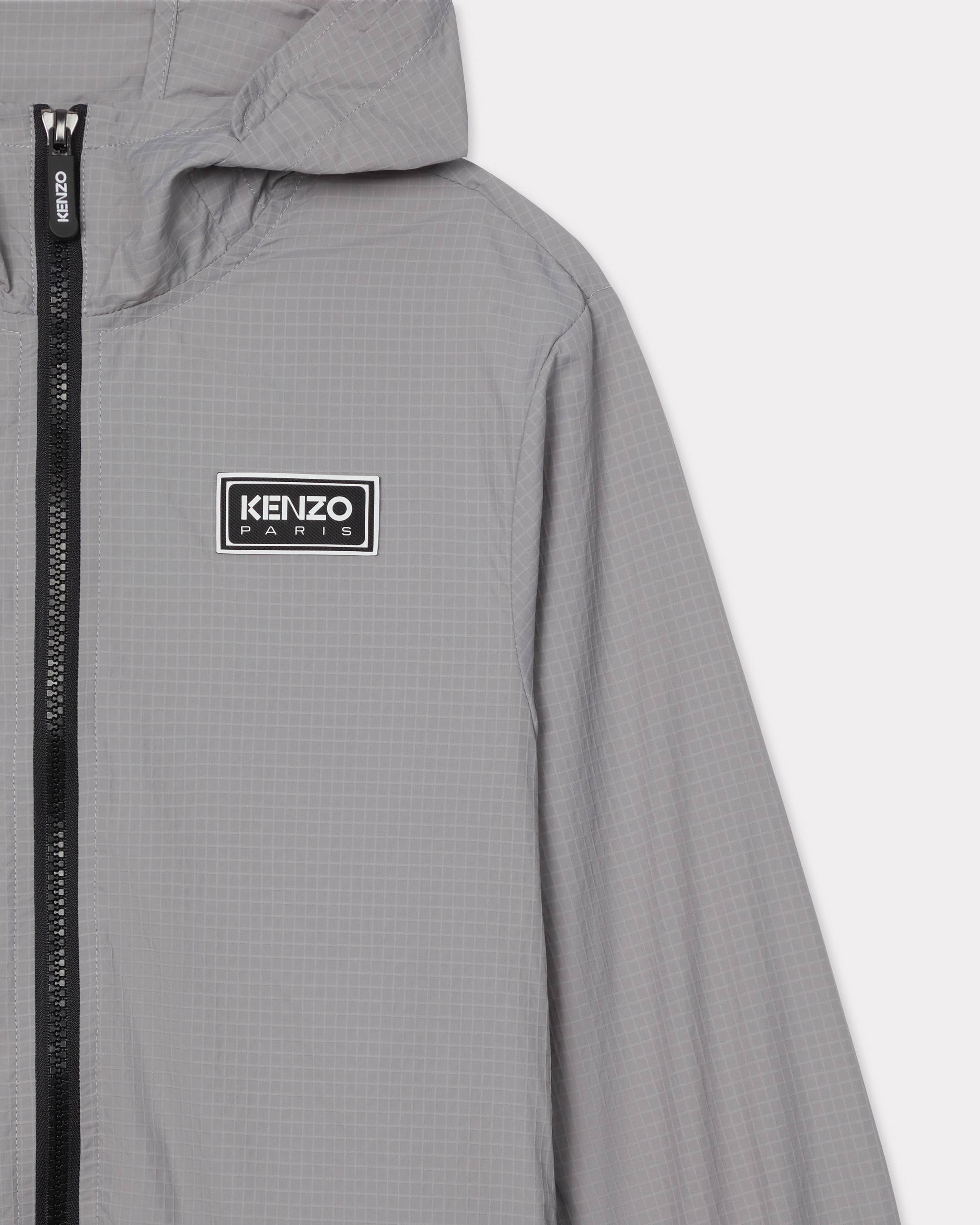 Cortavientos con capucha