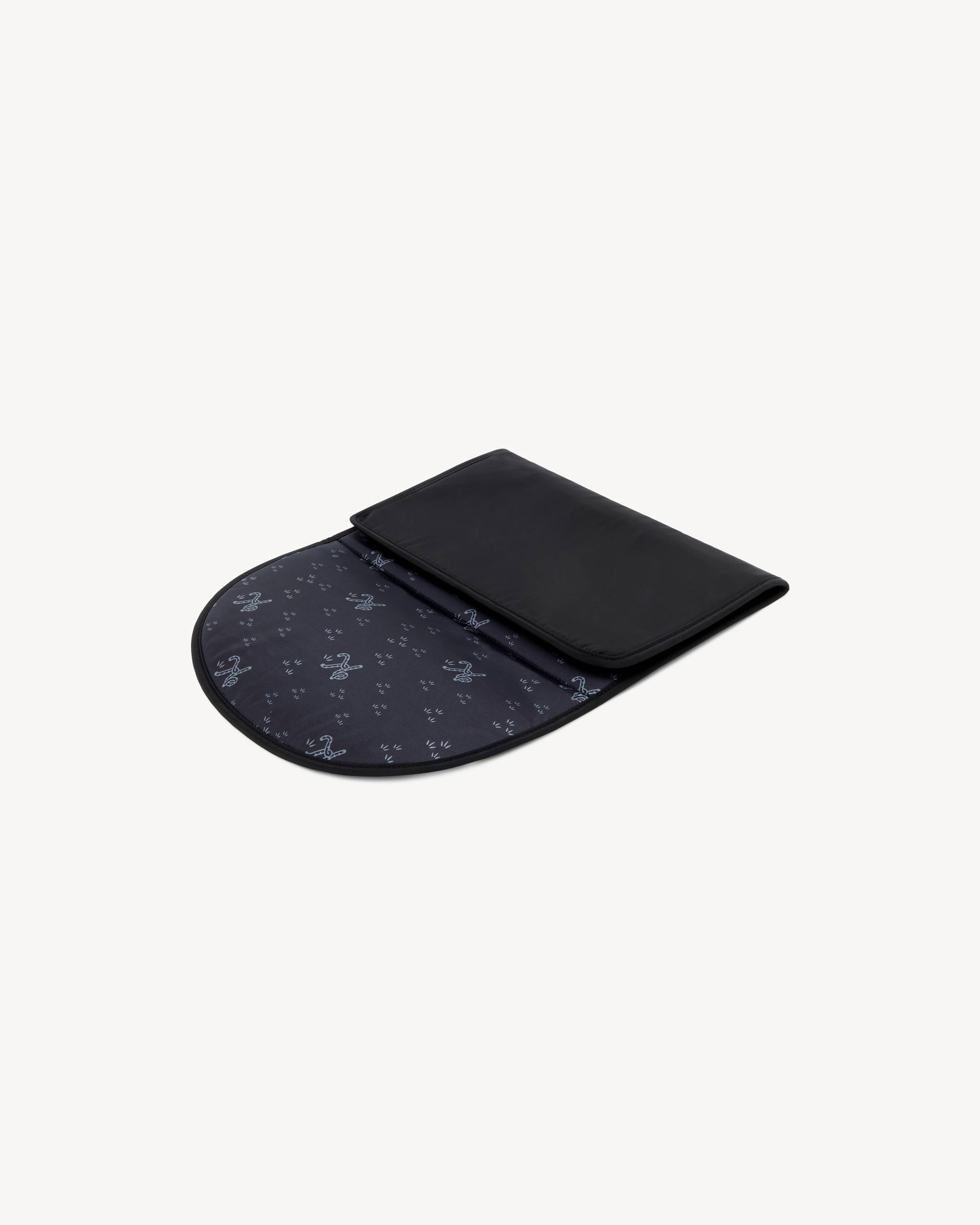 Changing back in water-repellent nylon